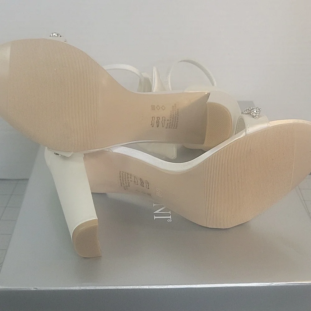 g Cassini Melania Ivory Bridal Heel Rhinestone Bow‎ Size 6 NWT